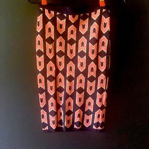 Knee length fitted geometric skirt. Size S